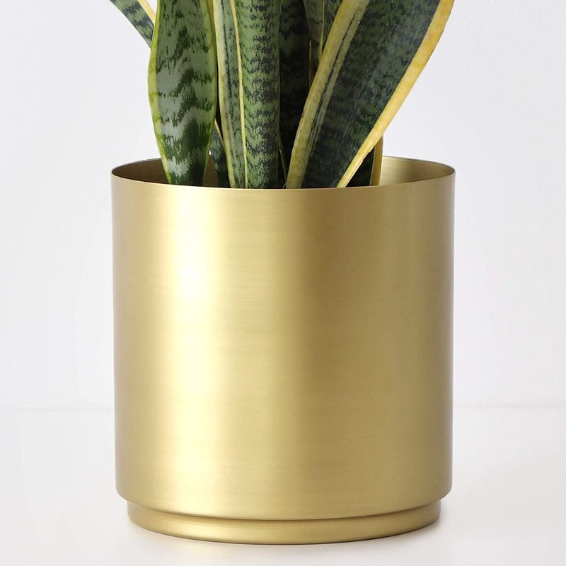 Garden accessories like planters and pots